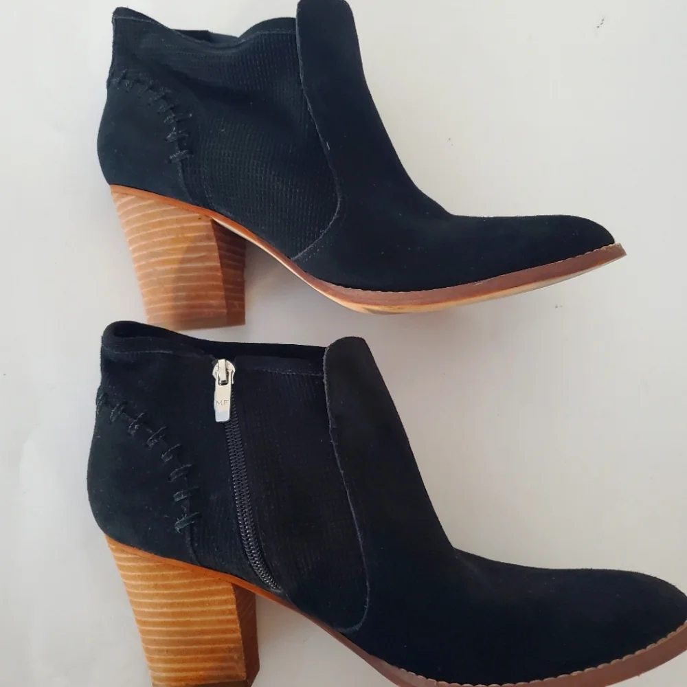 MARC FISHER 9.5 CADIS Black Suede Booties Side Zip 3.5" Stack Heel Western Boho - Picture 2 of 15